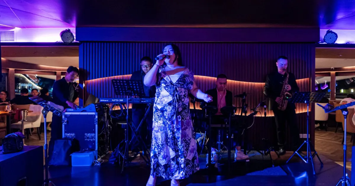 เพลิดเพลินไปกับเสียงเพลงบนเรือบุฟเฟ่ต์เดอะ โอปูเล้นท์